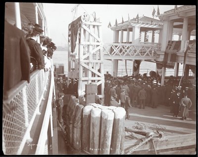 Vista delle folle sul C.W. Morse e sul molo della 42ª strada sul fiume Hudson durante la visita del principe Louis di Battenberg, 1905 da Byron Company